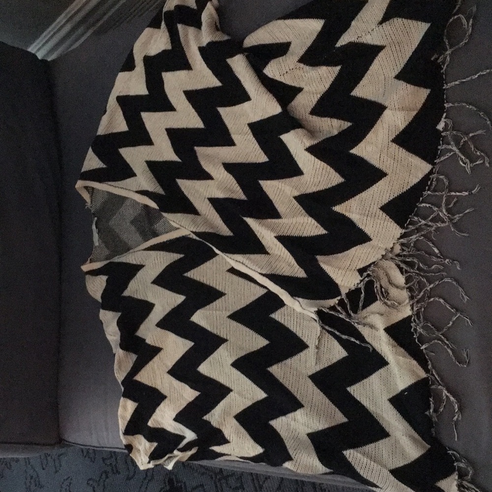 Black and Cream Zig Zag Print Poncho